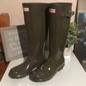 SOLD: Women’s Hunter Boots - Swamp Green Size 6